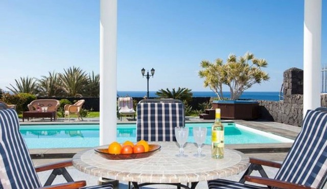 Elegant villa with ocean view - 6 guests