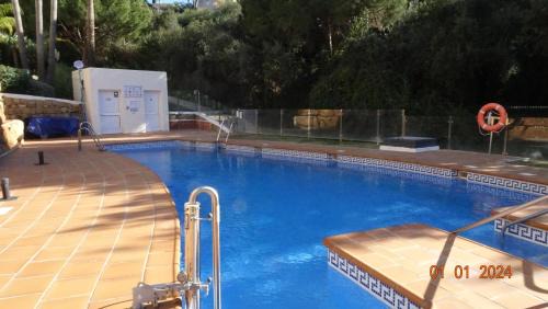 Elviria 2-Bed Apt Sleeps 4 Pool 20m to Beach
