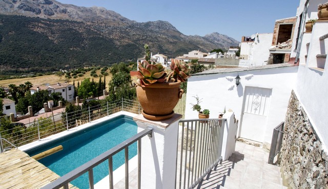 Emerald pool, private terrace, magnificent views. House Recentar.
