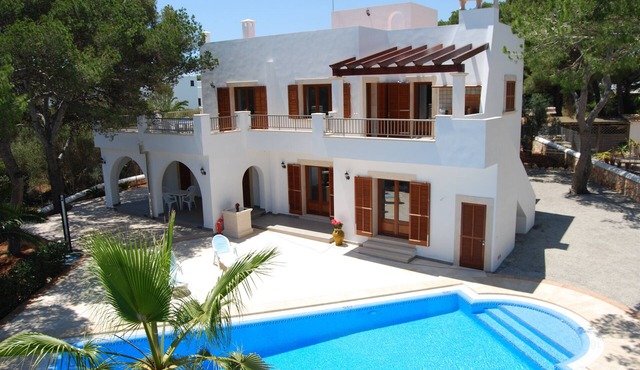 EXCLUSIVE VILLA WITH PRIVATE POOL, JUST 1 MINUTE FROM CALÓ DES POU BEACH