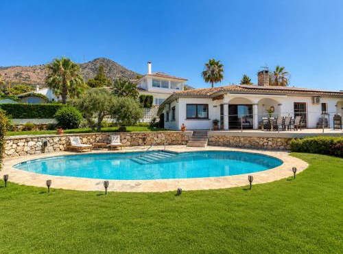 Exclusive Villa with Private Pool & Mediterranean Gardens near the Beach