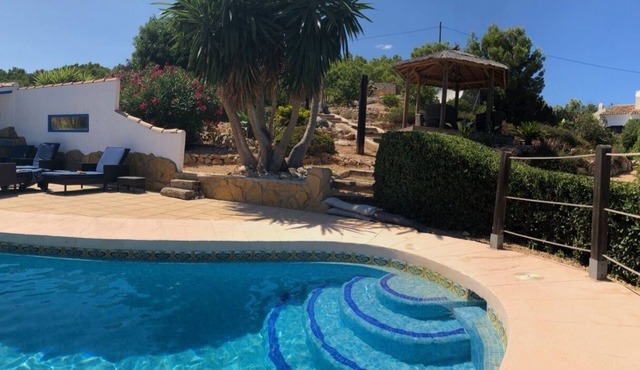 Fabulous well-equipped spacious apartment in tranquil setting overlooking Jávea