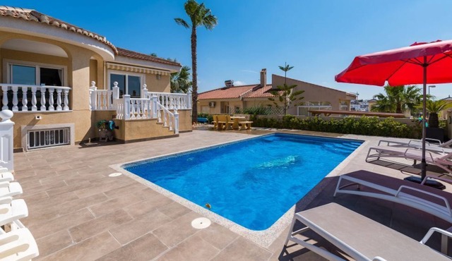 Family villa, 8 pers, private heated pool, 4 beds and 4 baths, for young and old