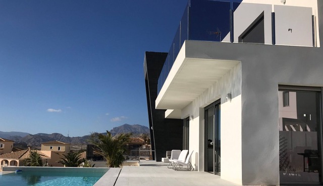 Fantastic new modern villa with infinity pool, wifi, air conditioning