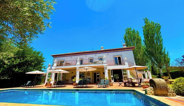 Finca Maridadi - Luxury Spacious 5 Bed Villa & Pool Near Majestic town of Ronda