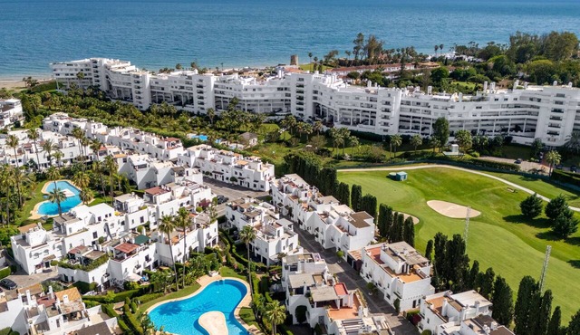 Golf & Beach Villa beside Guadalmina Golf Club — sleeps 8, lagoon style pool