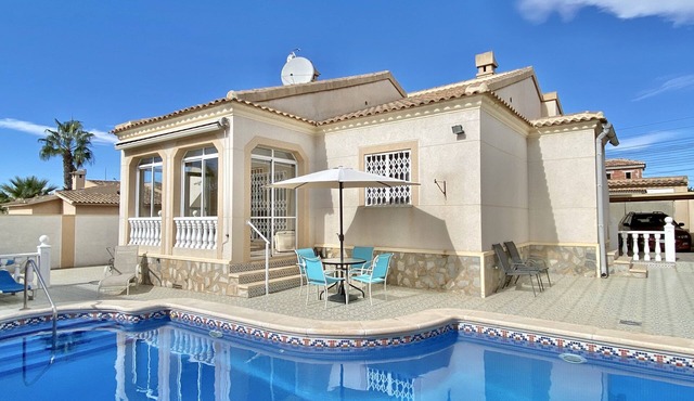 Great location ! Villa with Pool in Heart of Quesada, Air con , WIFI