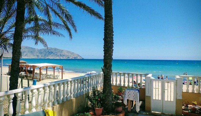Ground floor with access from the terrace to the seashore on Isla Plana beach