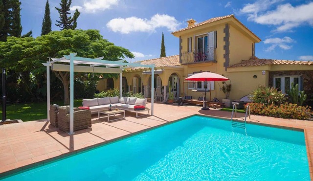 Holiday Home 'Villa Linda' with Mountain Views, Private Pool and Wi-Fi