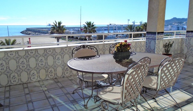 Holiday apartment 'Atico Frente al Mar' near the beach with sea views, terrace and Wi-Fi.