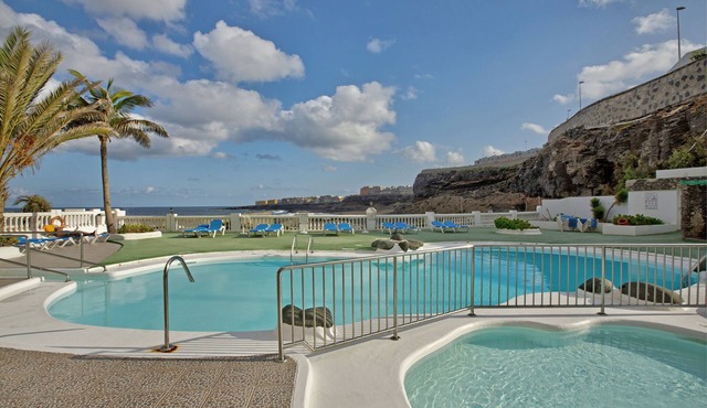 Holiday Apartment Disfruta mi casa del mar by Beach with Shared Pool & Wi-Fi
