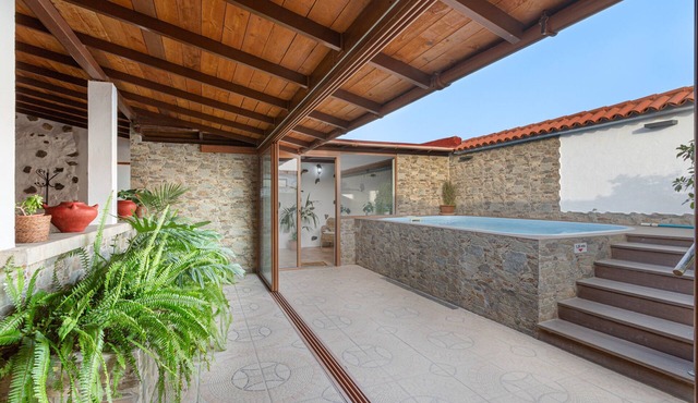Holiday Home "Casa Las Toscas" with Mountain Views, Pool and Wi-Fi