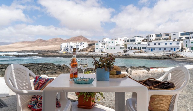 Holiday Home 'La Casita Del Mar' Seafront, Private Terrace & Wi-Fi
