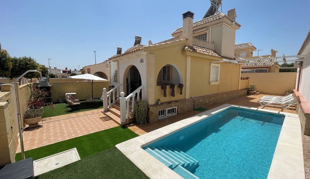 Holiday home in a quiet area, opposite a golf course and 20 min from the beach