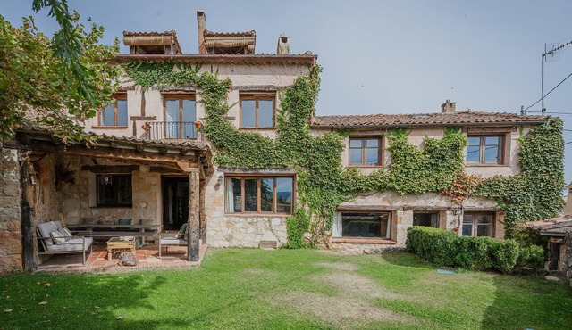 Holiday Home 'La Casa Del Herrero' with Mountain View, Private Garden and Wi-Fi in Requijada