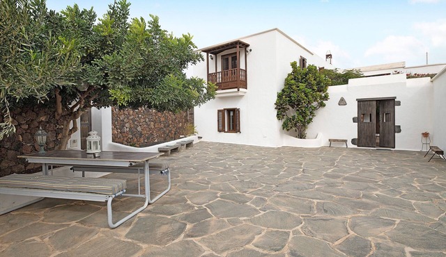 Holiday Home with Mountain Views, Balcony and Wi-Fi