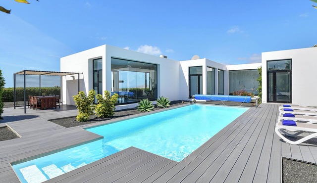 Holiday Villa Iconic with Mountain View, Fast Wi-Fi, A/C, Pool