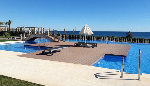 Homerez - 100 m away from the beach! Appartement with shared pool and jacuzzi