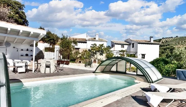 Homerez - Elegant Villa in Granada with Pool and Garden