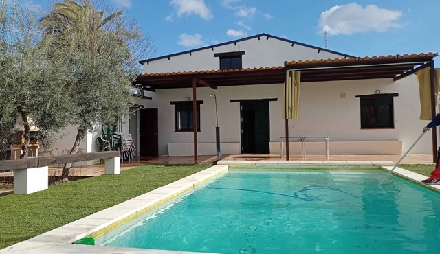 Homerez - Modern Villa with Pool in Valleverde