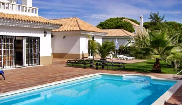 Homerez - House 500 m away from the beach for 4 ppl. with shared pool and garden