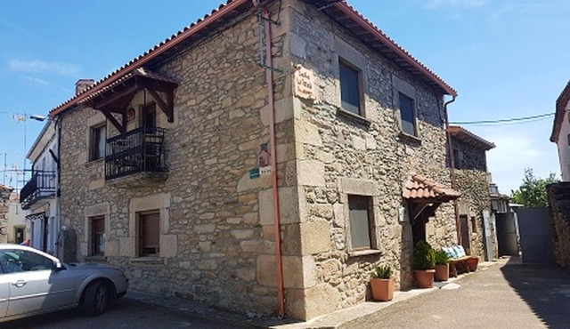 Homerez - Nice house for 8 ppl. with garden and terrace at Pereña de la Ribera