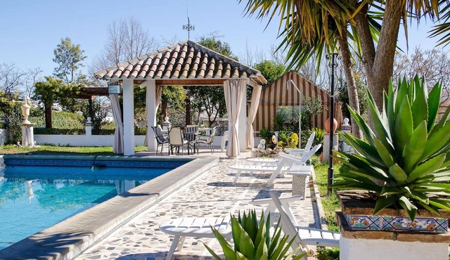 Homerez - Spacious cottage With swimming pool