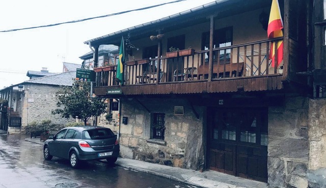 Homerez - Spacious House in Molinaseca with Mountain View