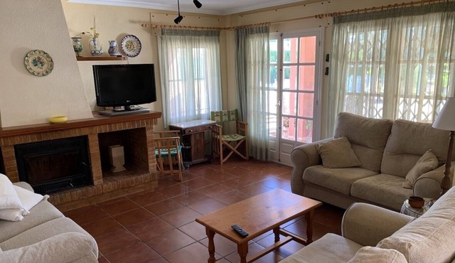 House with pool 7 km from the beach