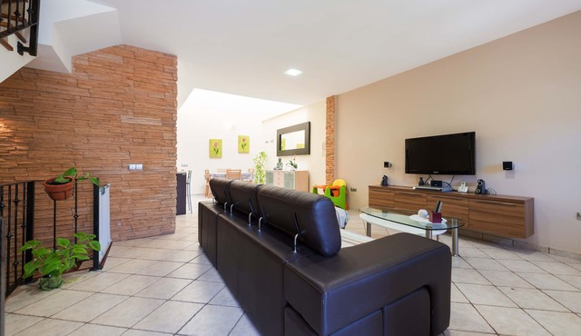 Ideal duplex with wifi and terrace, (happy house)