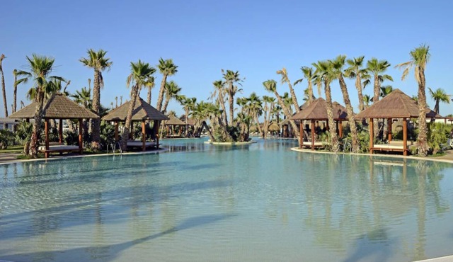 Ideal Location to Relish in Tropical Pools! Mini-golf, Indoor & Outdoor Pools!
