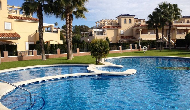 Immaculate Ground Floor 2 Bed Apartment In Gated Community With Pool