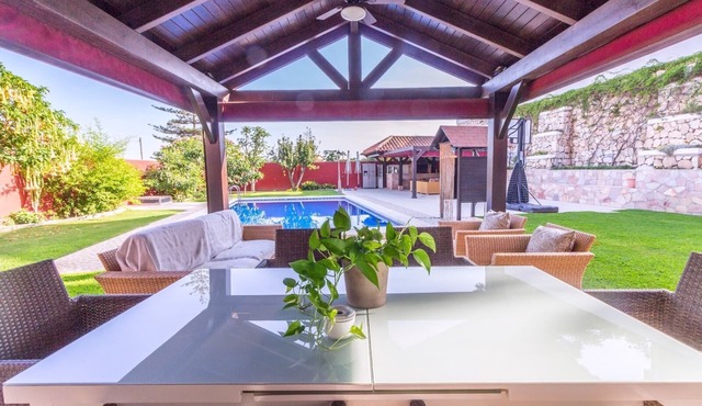 Independent villa with pool near the beach