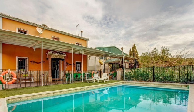 Inviting holiday home in Villanueva de Tapia with pool