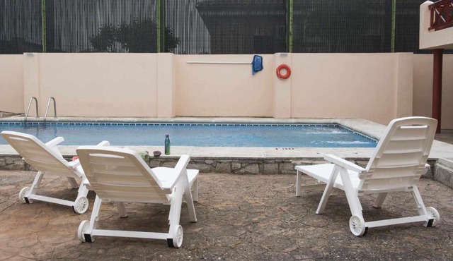 La casa de la tinaja piscina y chimenea by Toledo AP