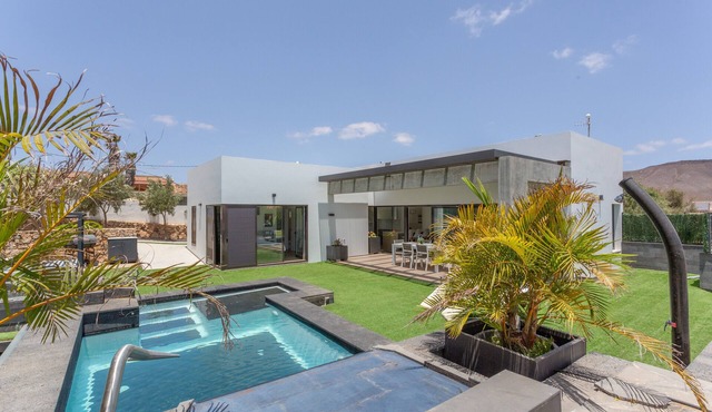 Laian Branded Residensed House with Private Pool and Air Conditioning