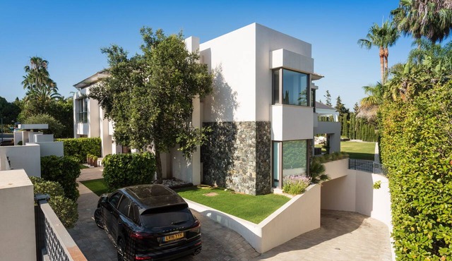 Large modern villa with fantastic pool and outside kitchen.