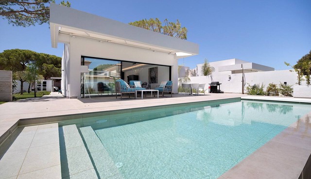 Lola Sea Villa with Private Pool, Gym & Wi-Fi
