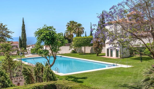 Look forward to this family-friendly and colorful vacation apartment with sea view.