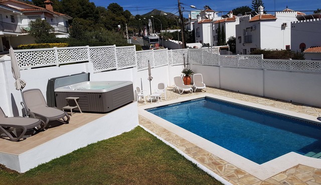 Lovely villa with sea view, large pool and jacuzzi