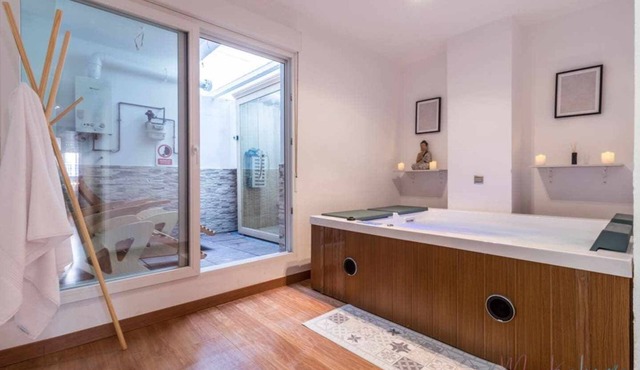 Lujo a tu Alcance con spa y Garaje Pleno Centro