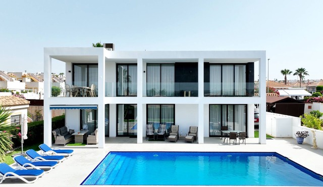Luxuary Villa with large outdoor area and swimming pool and children's play area