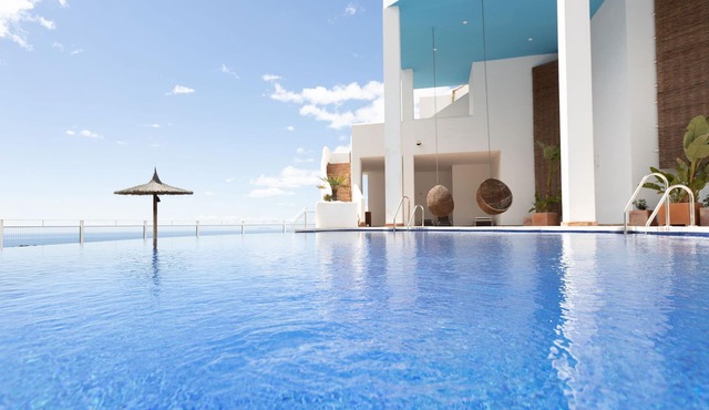Luxurious 3 en-suite bed with 300 degree view of Mediterranean, Gibraltar,Africa