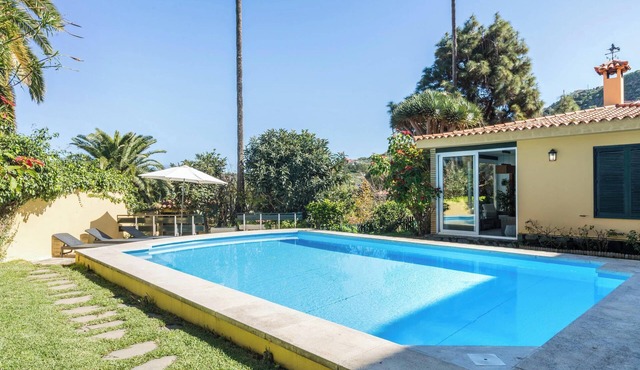 Luxurious Villa "Las Hortensias" with Private Pool, Garden & Wi-Fi