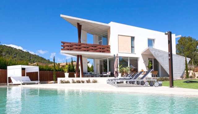 LUXURIOUS VILLA WITH HOT TUB ,HEATER POOL,GYM, 10 MIN FROM THE BEACH, WIFI