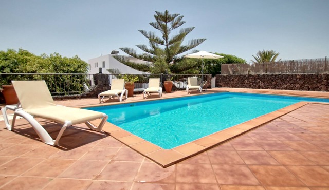 Luxury 3 bed villa with h/pool h/tub free WiFi & full A/C.A short walk to beach