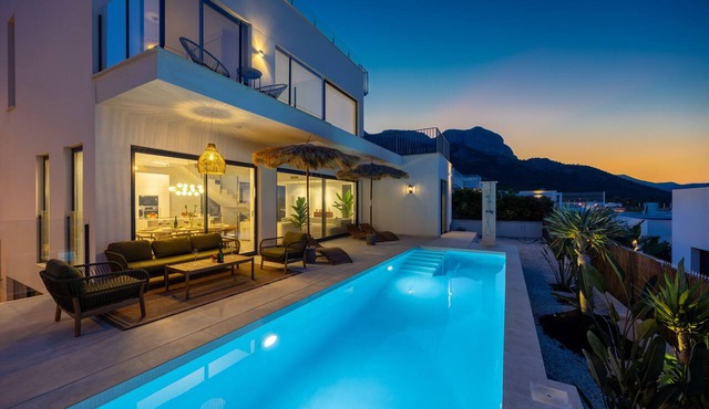 Luxury Pool Villa by Fidalsa