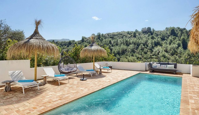 Luxury spacious detached villa with private pool, large terrace and 7 bedrooms! in Gata de Gorgos