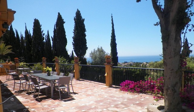Luxury villa 6 bedrooms 6 bathrooms en suite. 700m2 terraces / 3. 500m2 garden