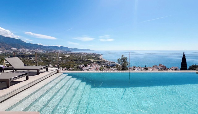 LUXURY VILLA. DISCOUNT FOR LONG STAYS. THE BEST VIEWS OF NERJA